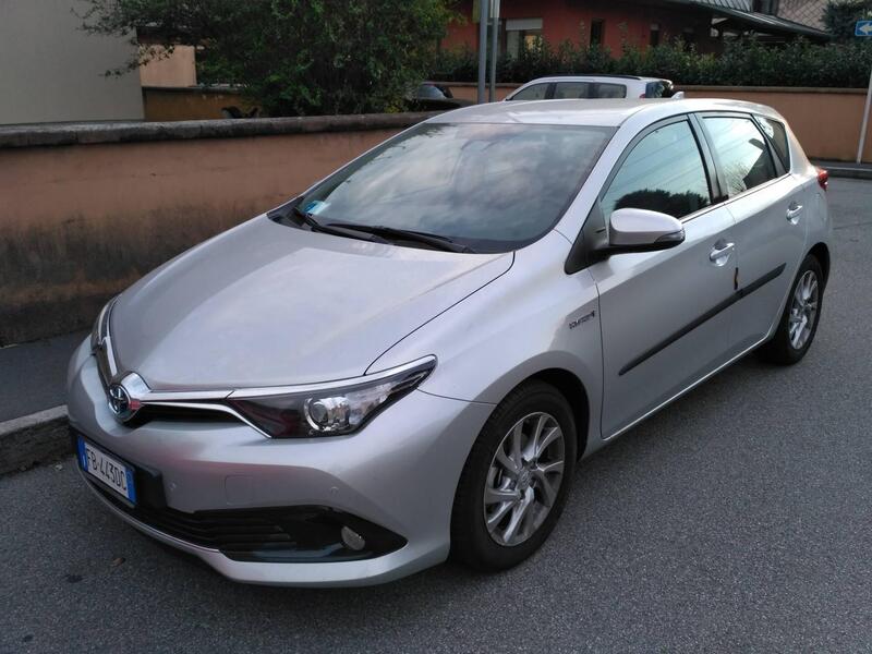 Toyota Auris 1.8 Hybrid Cool  del 2015 usata a Milano